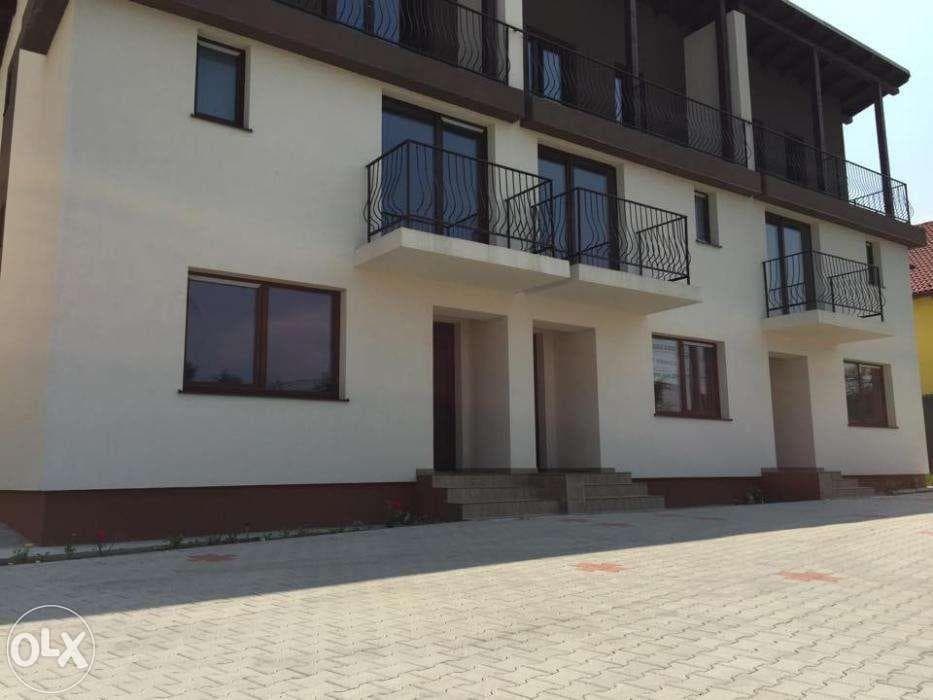 Închiriez imobil cu 3 case în triplex în Europa