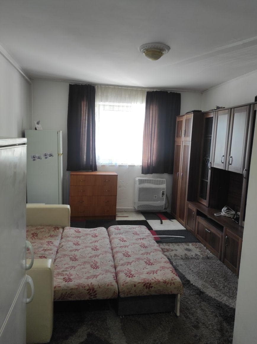 Inchiriez ofer camera camin tip garsoniera Tractoru - imagine 1