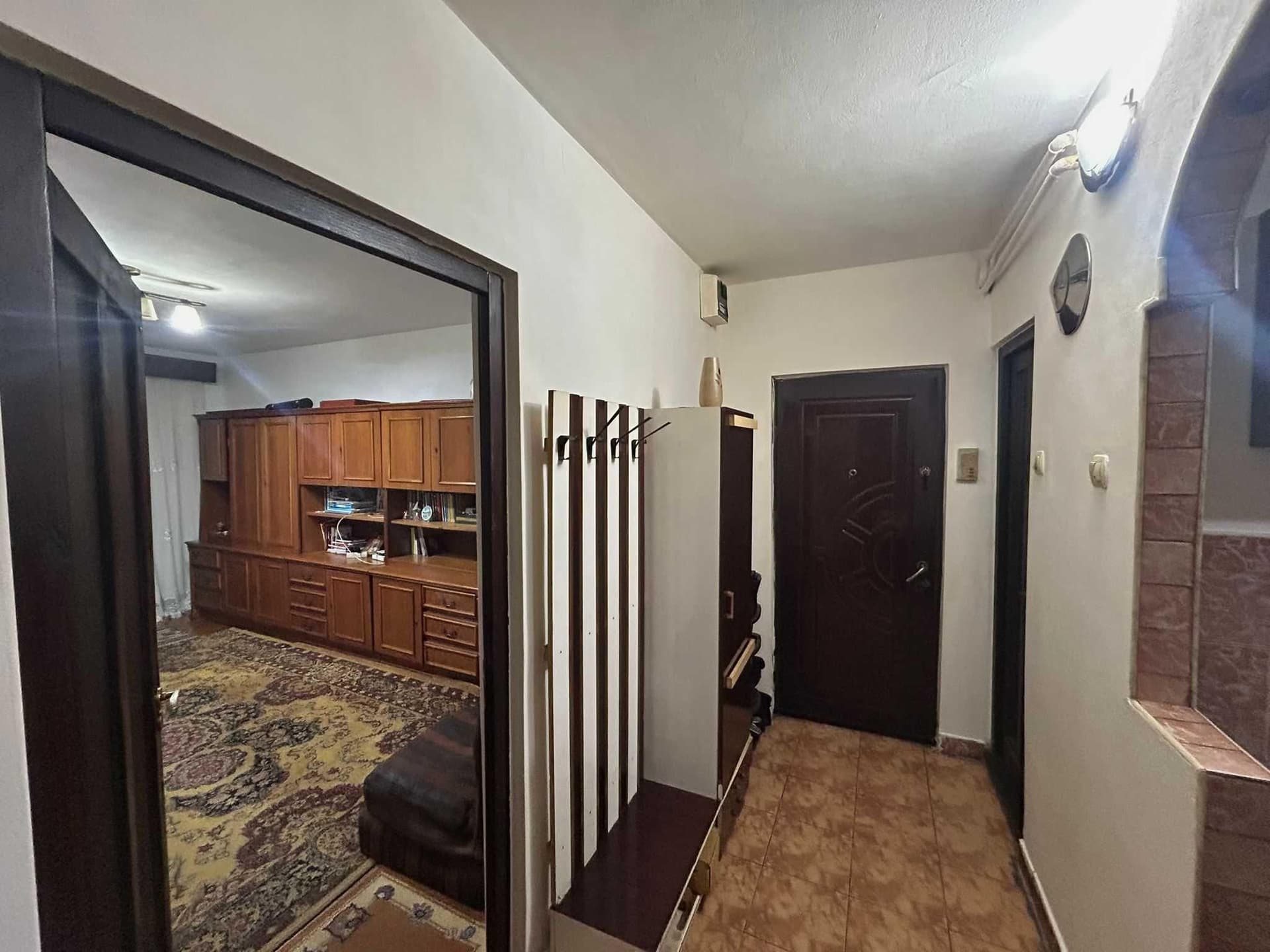 Vând apartament cu 3 camere - imagine 1