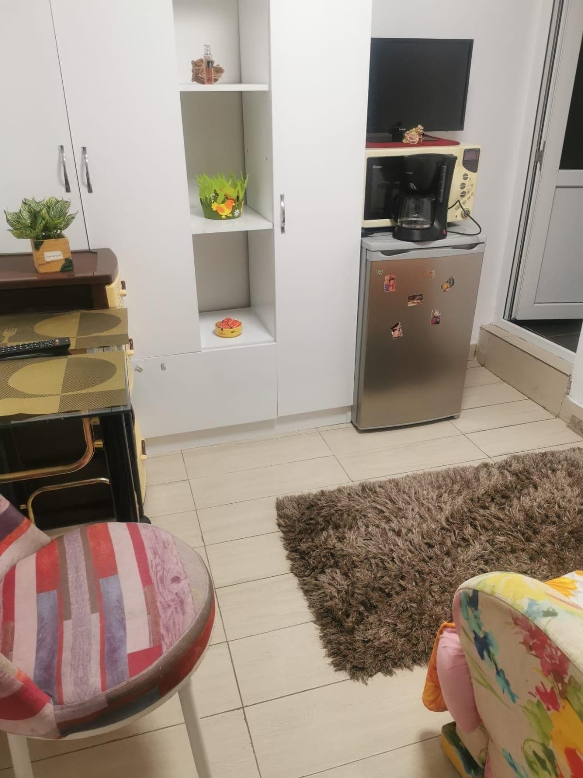 Inchiriez garsoniera la curte,Coiciu,1400,utilitati incluse