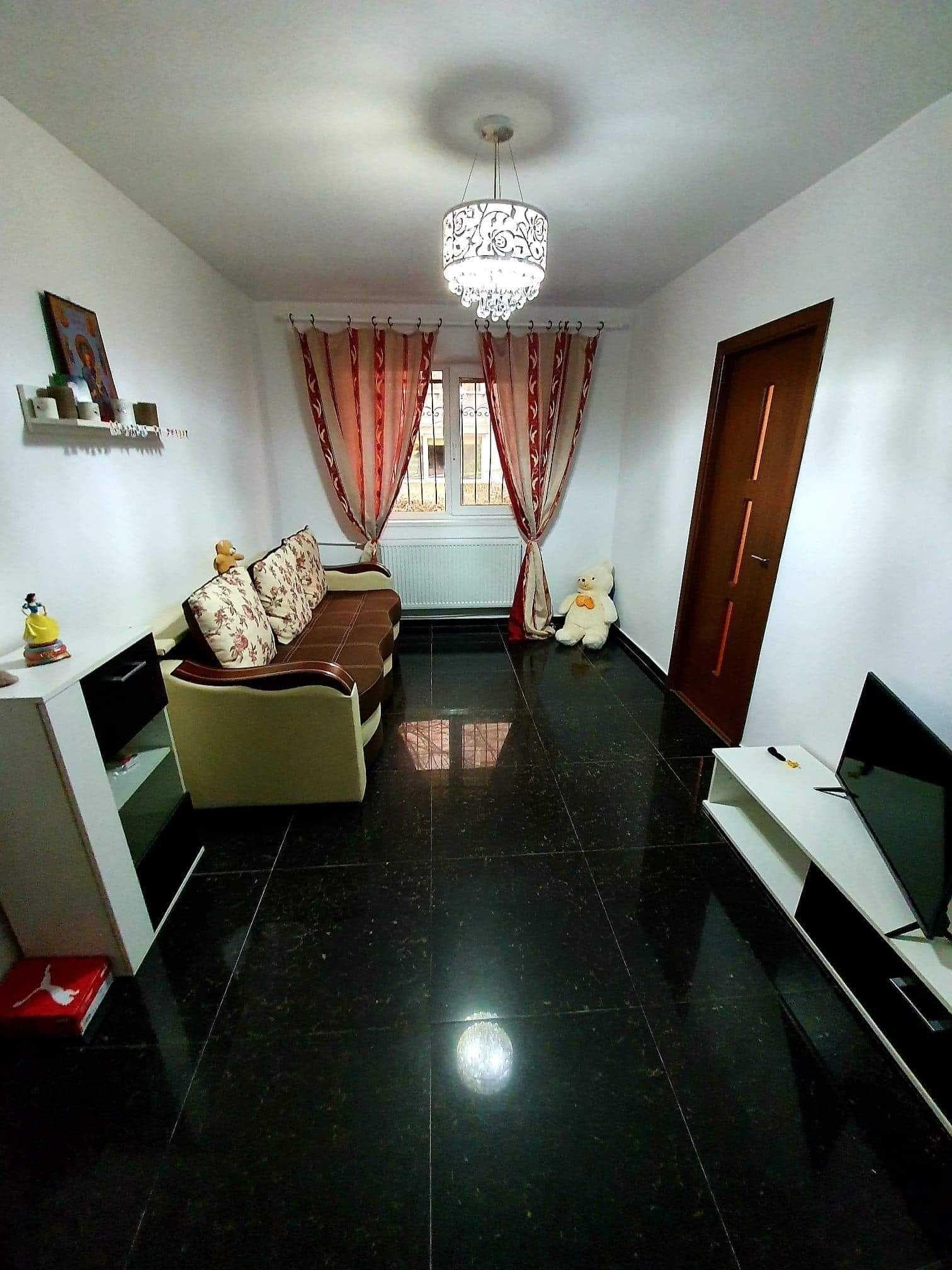 Inchiriez apartament zona Casa de cultura