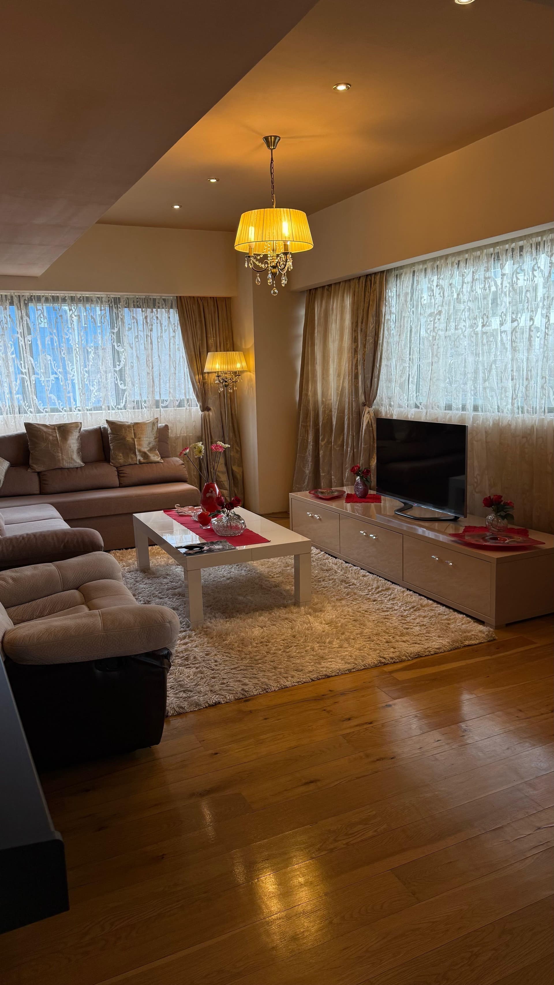 Închiriez Apartament de Lux • 3 Cam • pe malul mării • Terasă - imagine 1