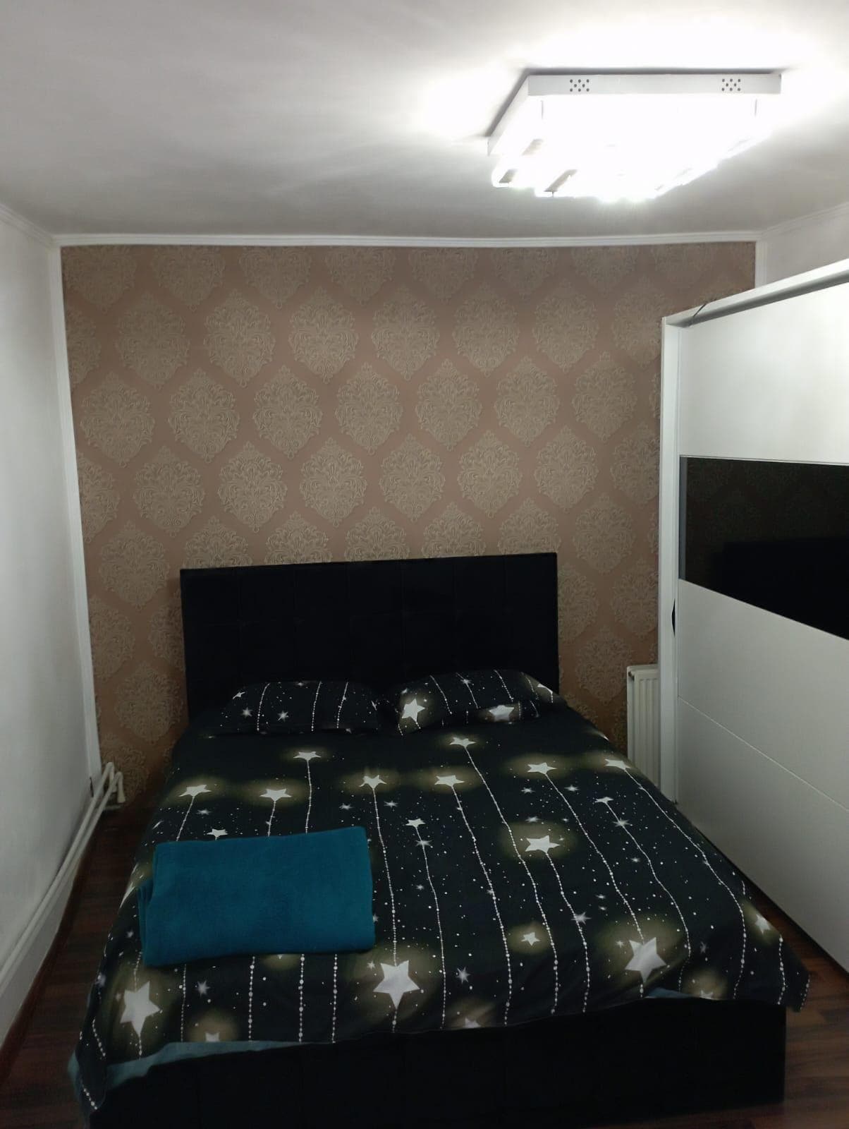 Închiriez  garsoniere si camere la curte - imagine 1