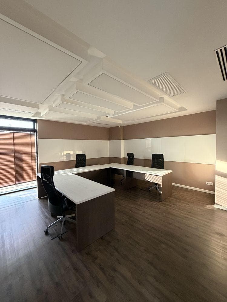 Birou premium în clădire de birouri – mobilat