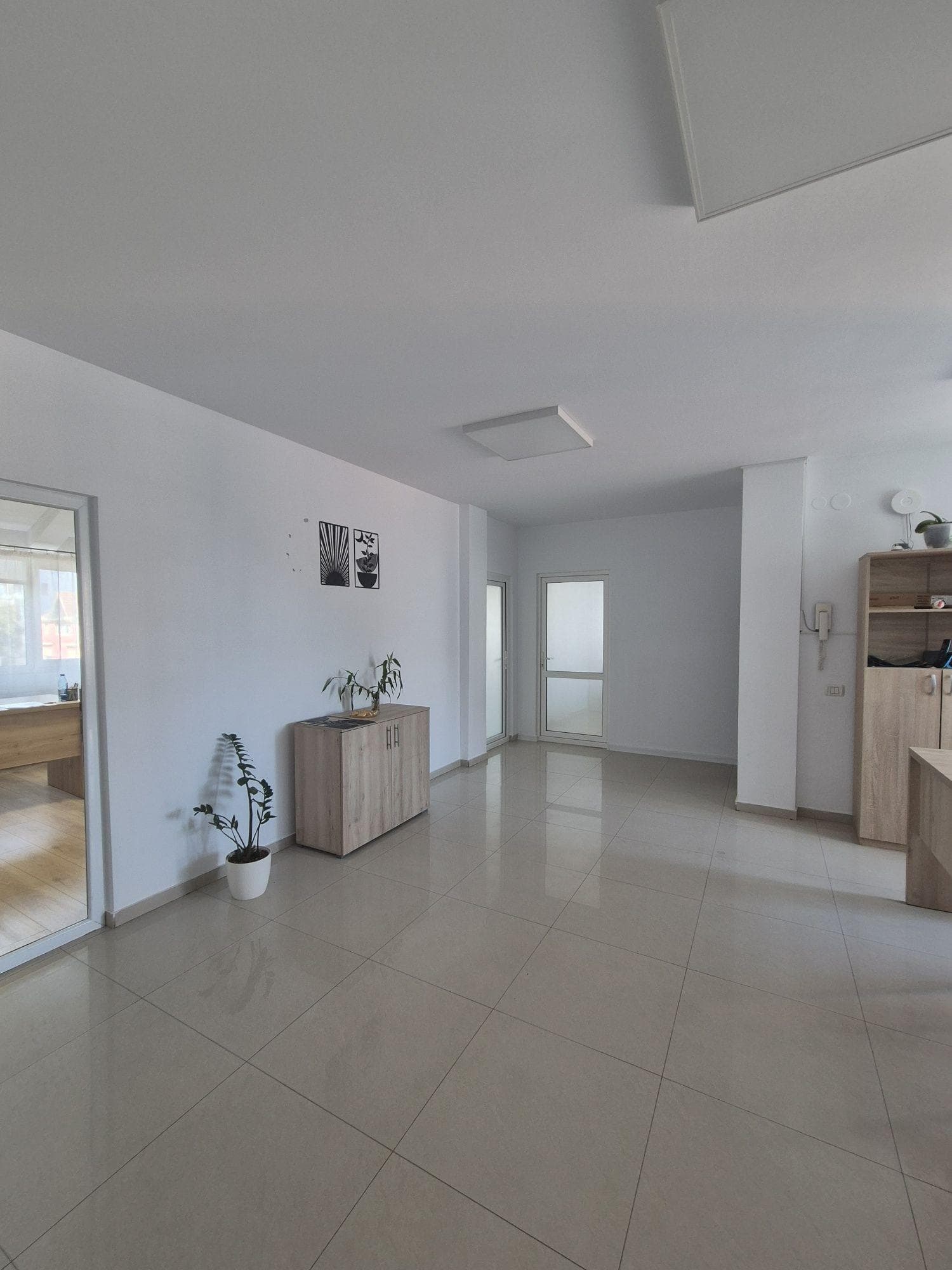 Spatiu central birouri cabinete