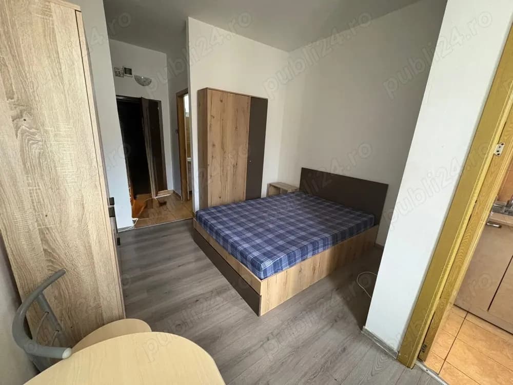 Cet-Garsonieră decomandata