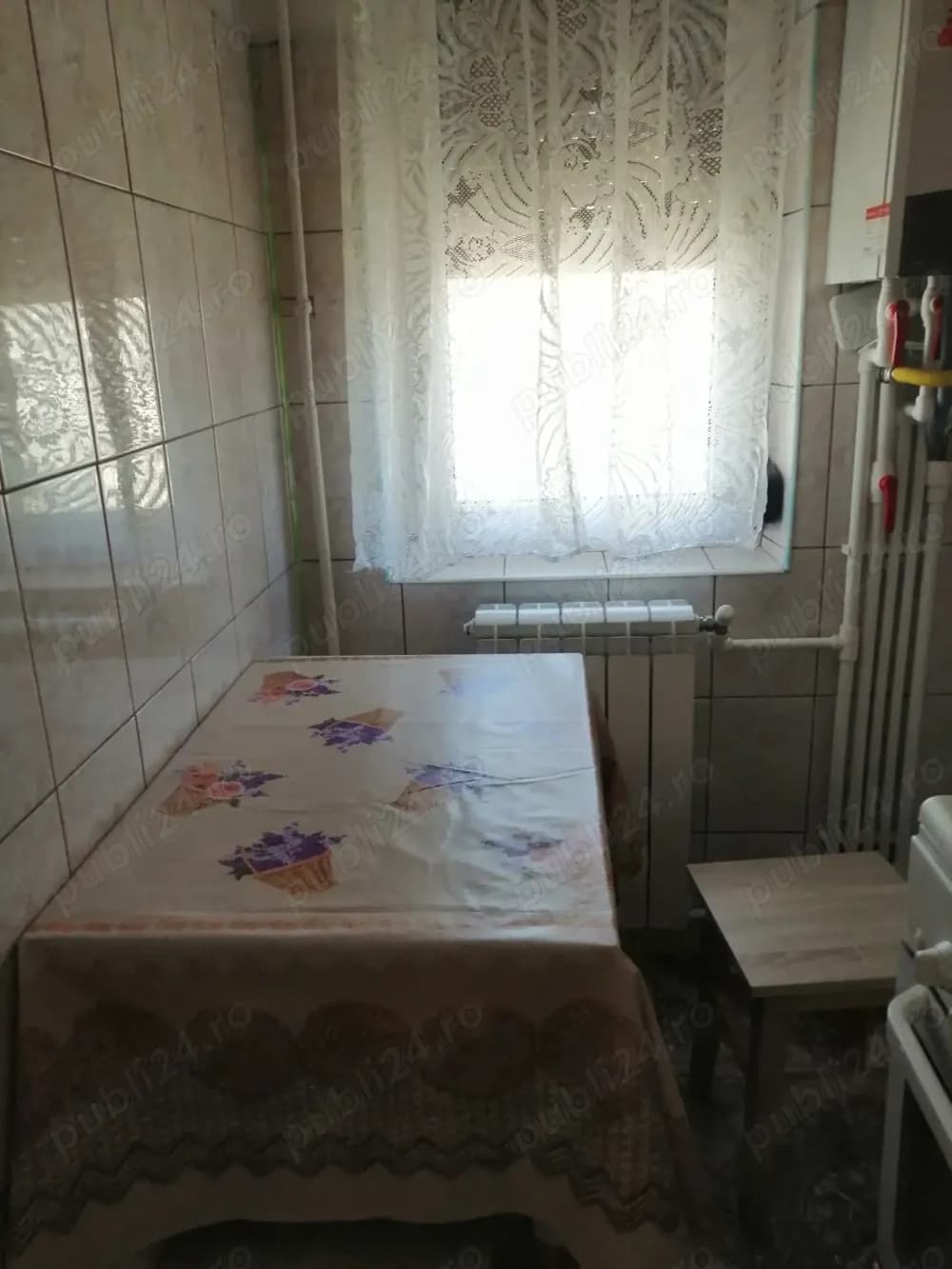 Apartament 2 camere , semidecomandat , de inchiriat vis-a vis de Campus