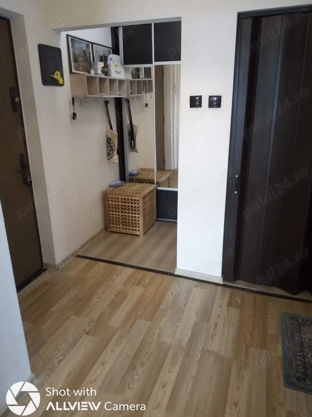 Închiriez apartament 3 camere