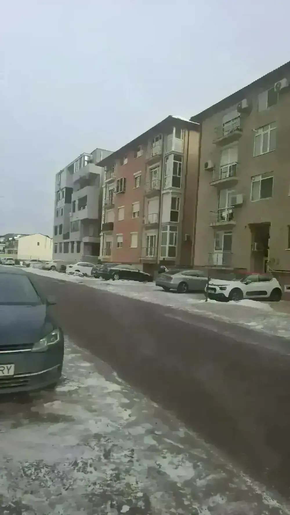 Se vinde ap 2 camere Compozitorilor etaj 3 ,tel