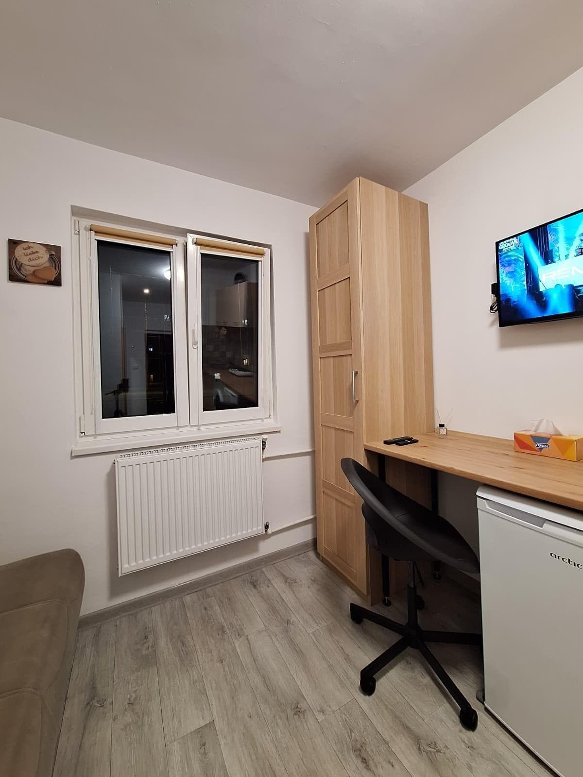 Camera de camin cu baie proprie, cartier Florilor - imagine 1