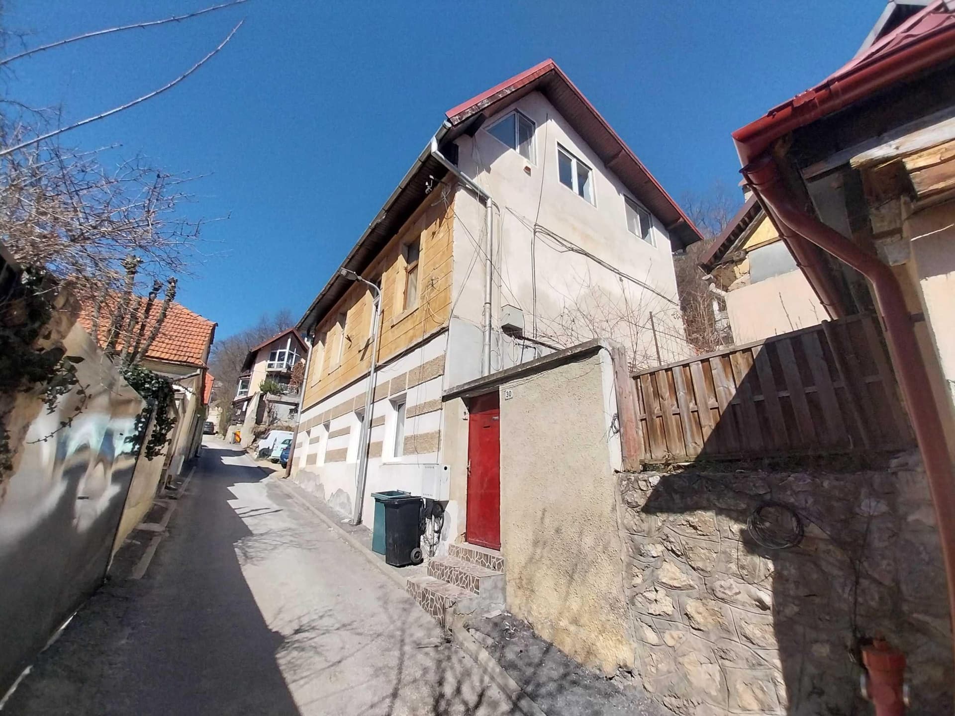 Ap4 cam in casa-Centrul Istoric-Cibinului cu gradina proprie de 250mp! - imagine 1