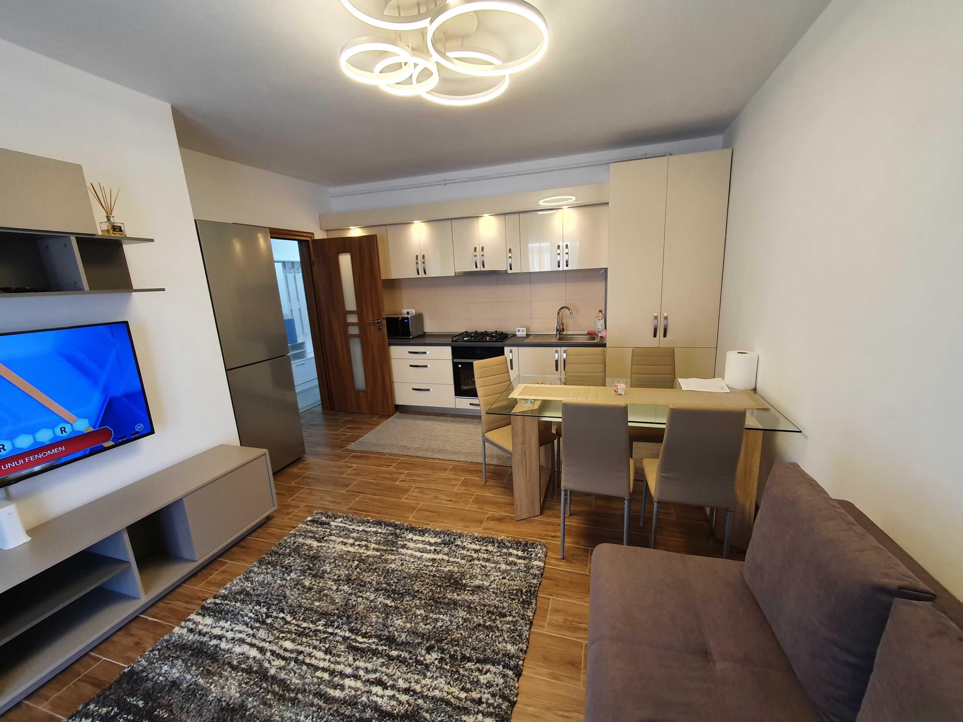 Inchiriez apartament cu 3 camere la vila , curte proprie si parcare