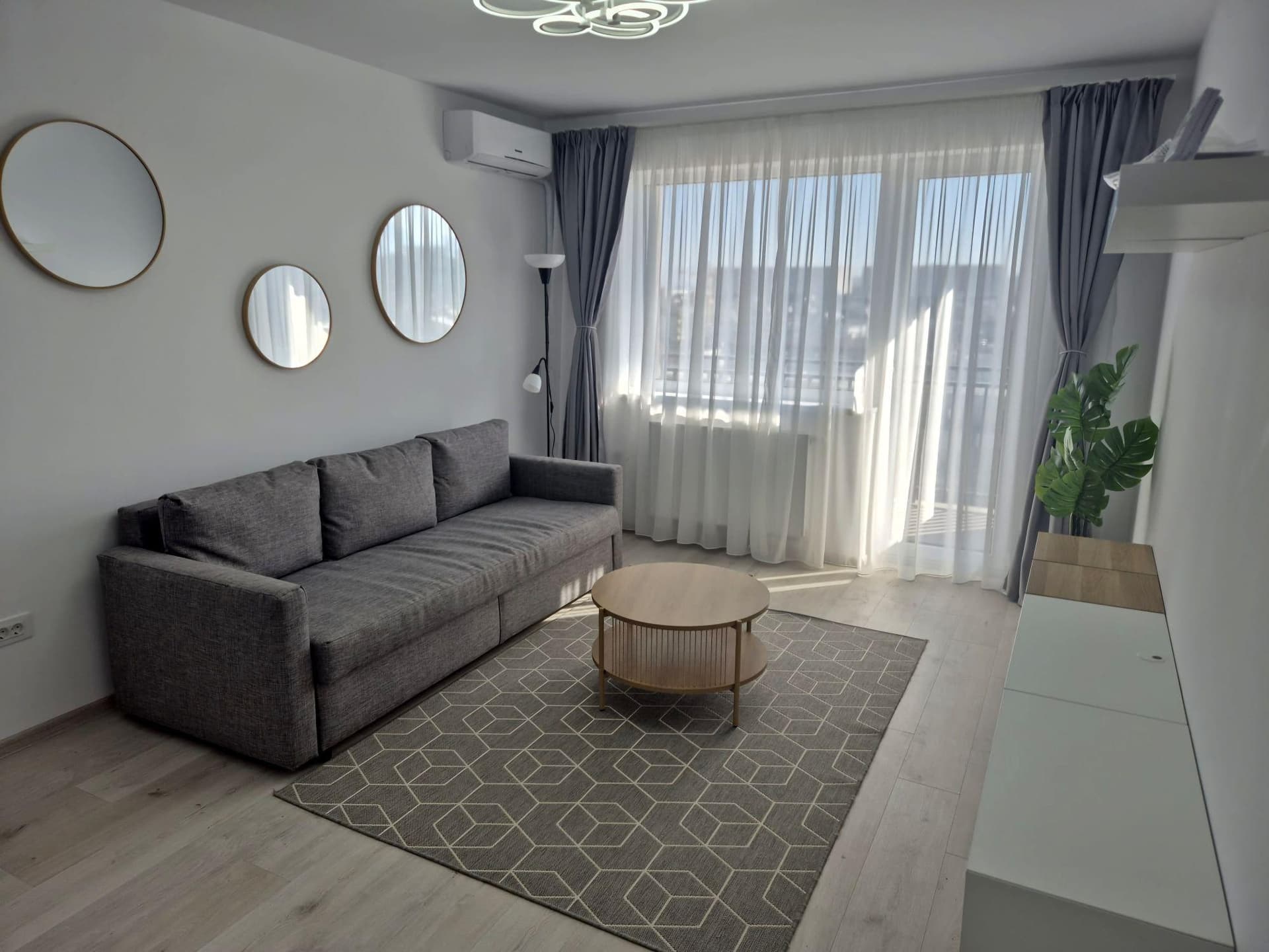 Inchiriez apartament (ZONA CORESI) cu 2 Camere, NOU -prima închiriere - imagine 1