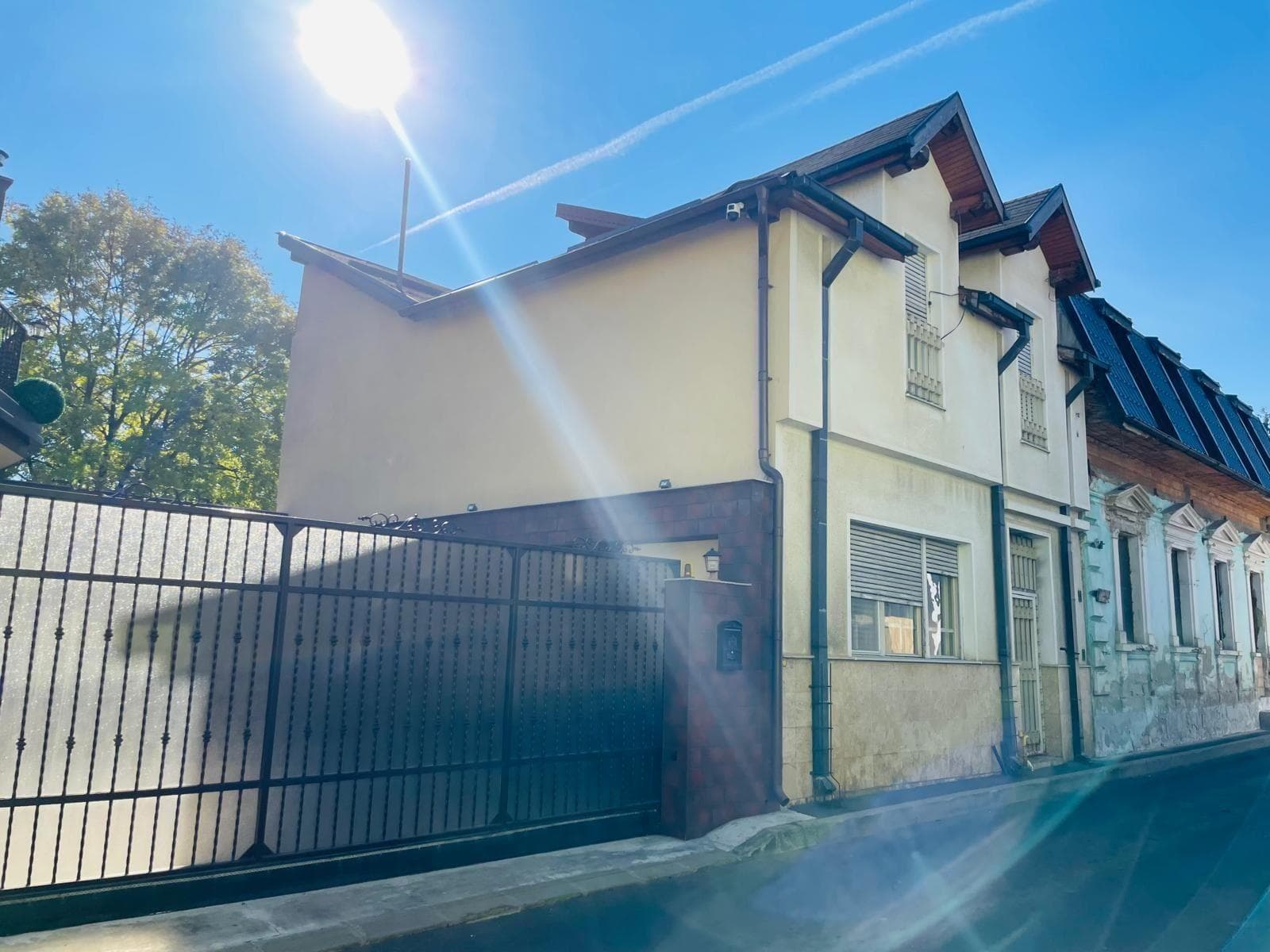 Casa de vânzare- Brașov- Str. Nicopole - imagine 1