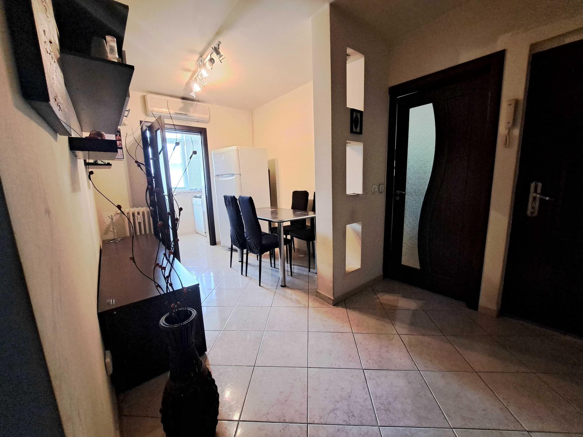 Sărari, 2 camere, decomandat, et 3/4, an construcție 1992