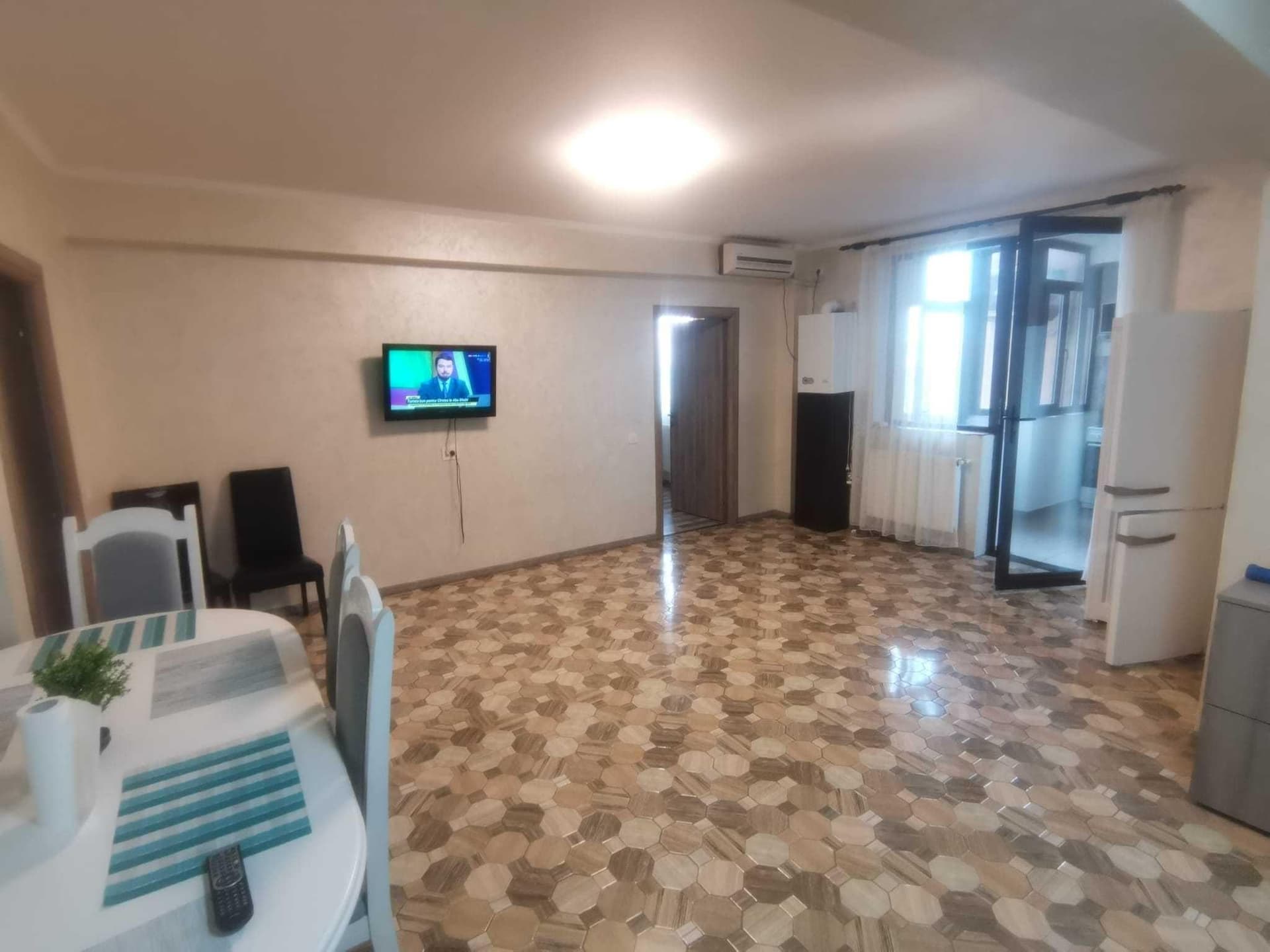 Apartament 4 camere zonă centrală, loc de parcare,  locație excelentă - imagine 1