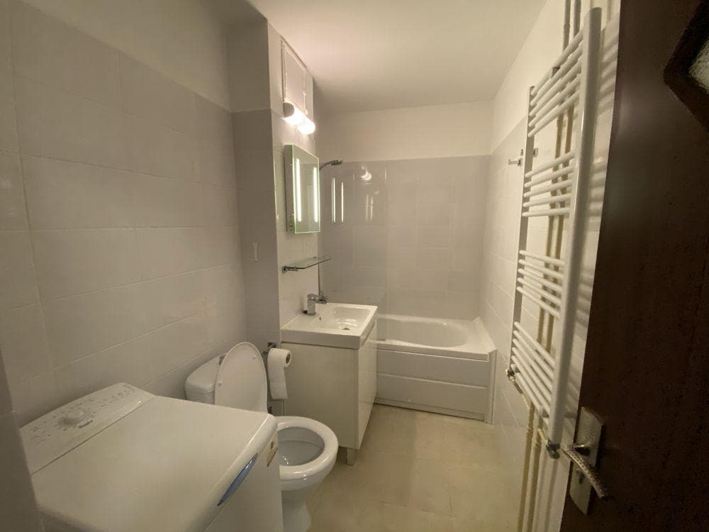 Garsoniera decomandata de inchiriat, Rovine, Posta