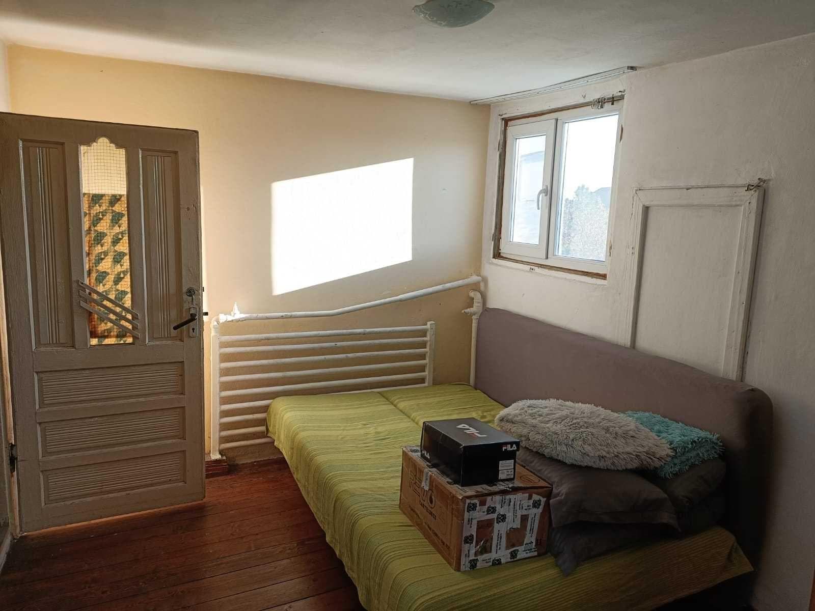 Inchiriez camera + bucatarie la mansarda unei case