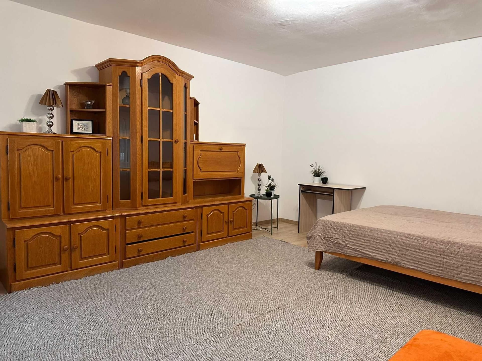 Proprietar, închiriez garsoniera cu contract Anaf _ zona Sineasca