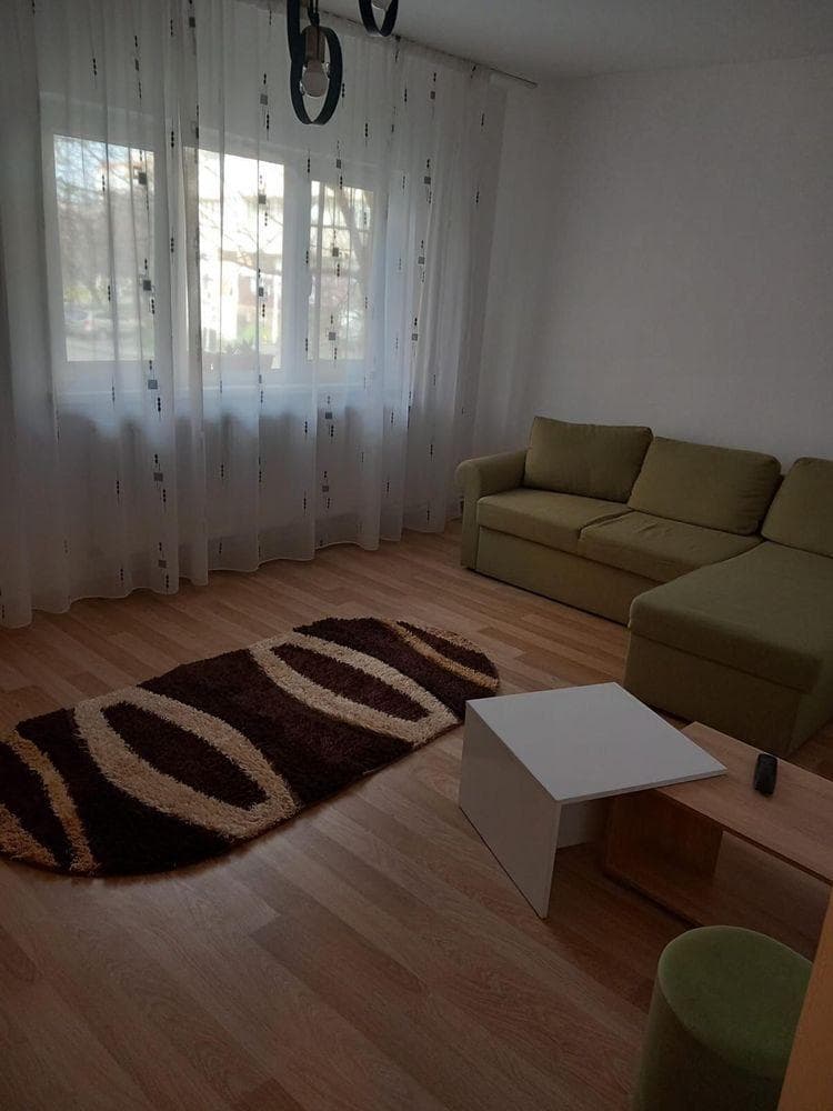 Inchiriez apartament 2 camere decomandat zona Rovine