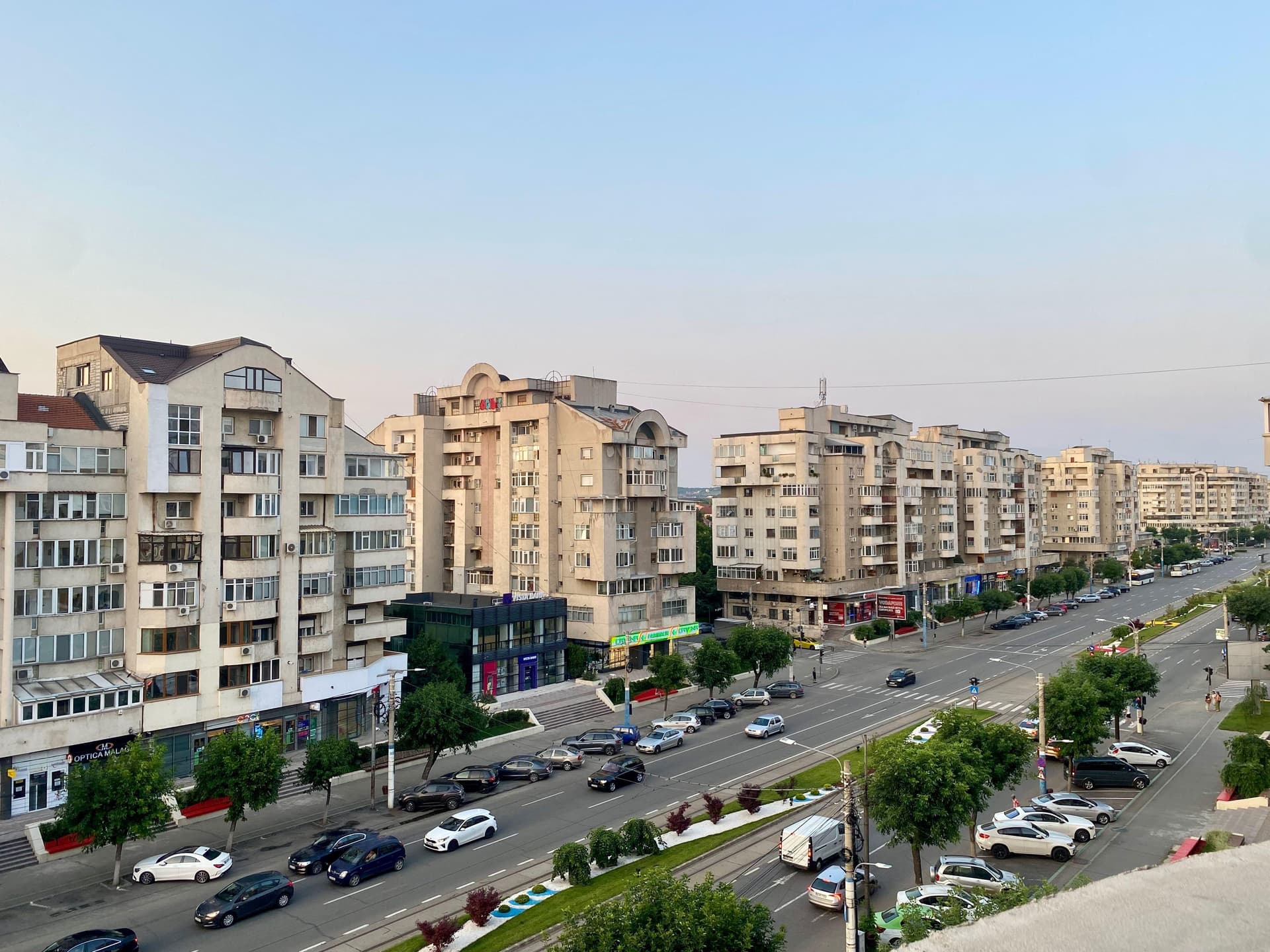 LIBER! Inchiriez apartament decomandat, 2 camere, balcon, ultracentral - imagine 1