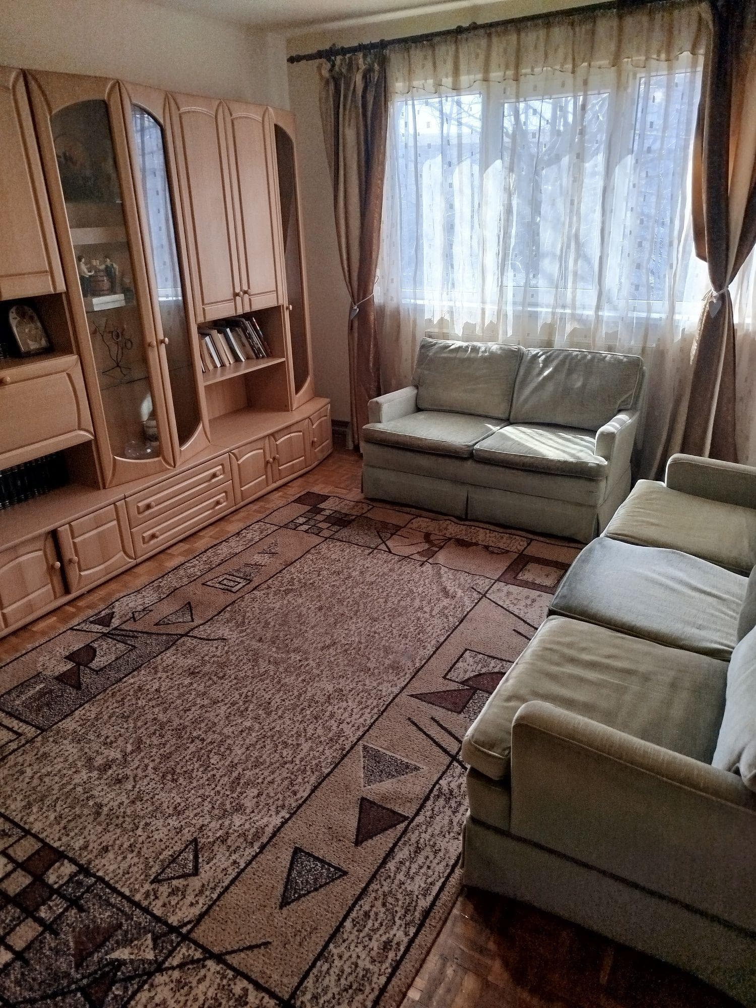 PARTICULAR, ofer spre închiriere apartament 3 camere semidecomandat