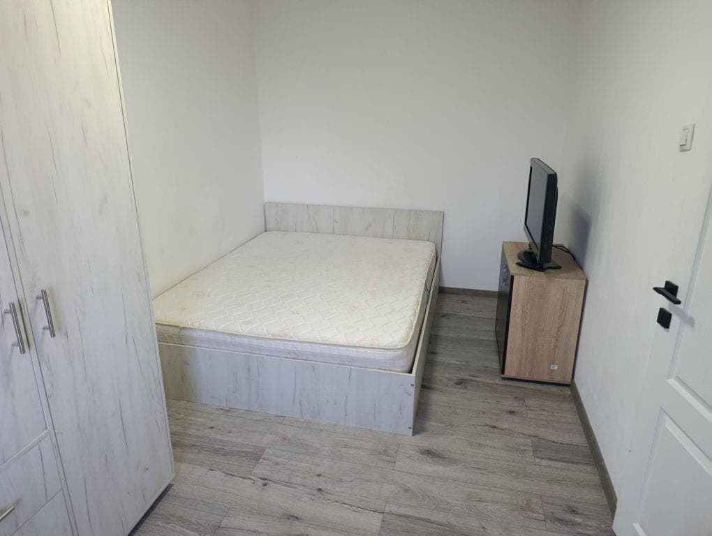 Închirierez apartament 3 camere