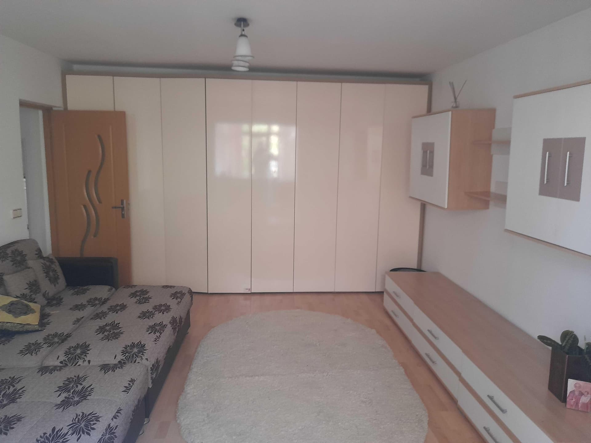 Inchiriez apartament zona Centru,Rotunda ,Calea Bucuresti