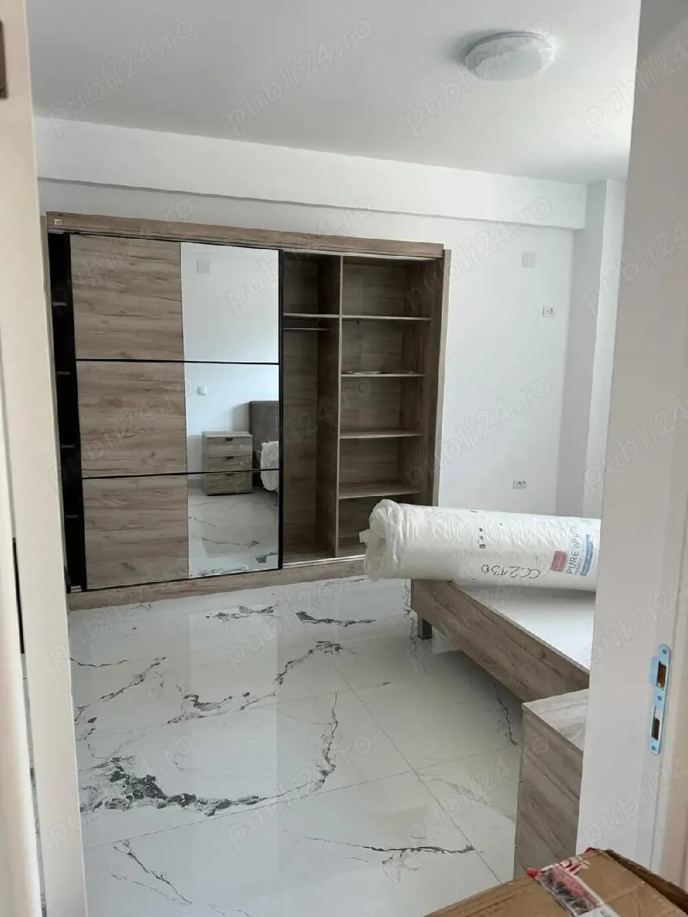 Închiriez apartament cu trei camere