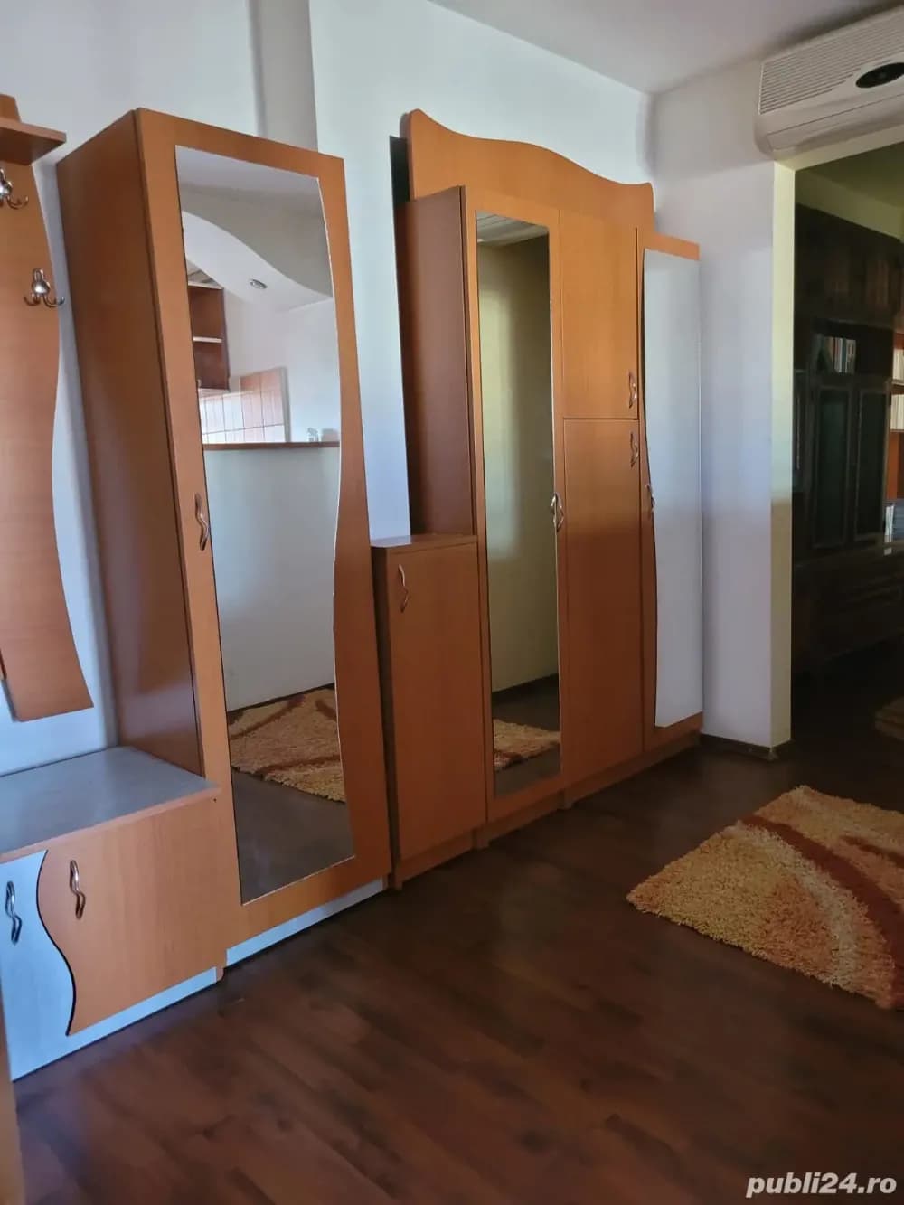 Inchiriez apartament 3 camere Rovine .  Centrală termica pe gaz