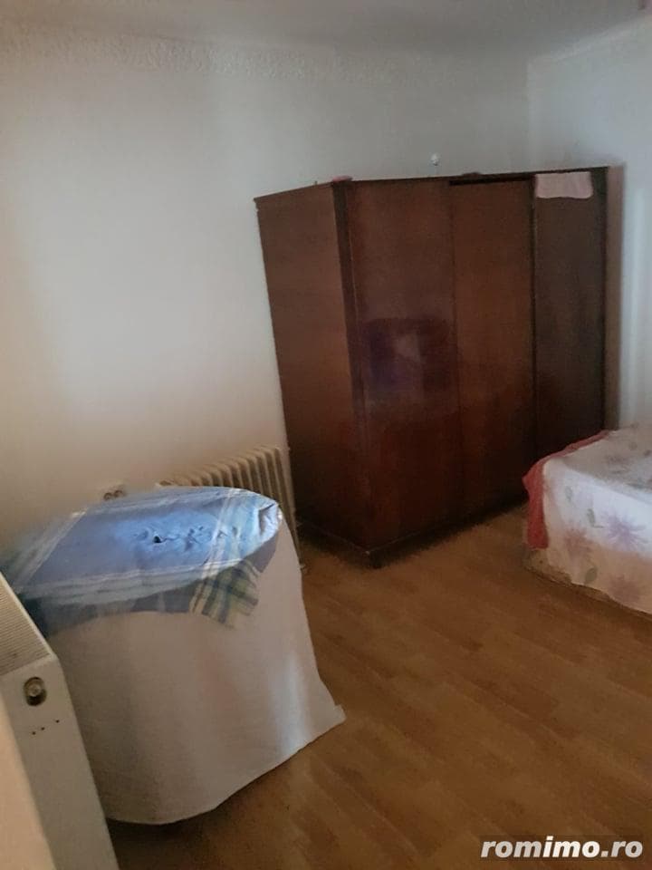 INCHIRIERE o casa MODESTA cu 4 CAMERE, complet mobilata si utilata cu centrala proprie in zona Roman - imagine 1