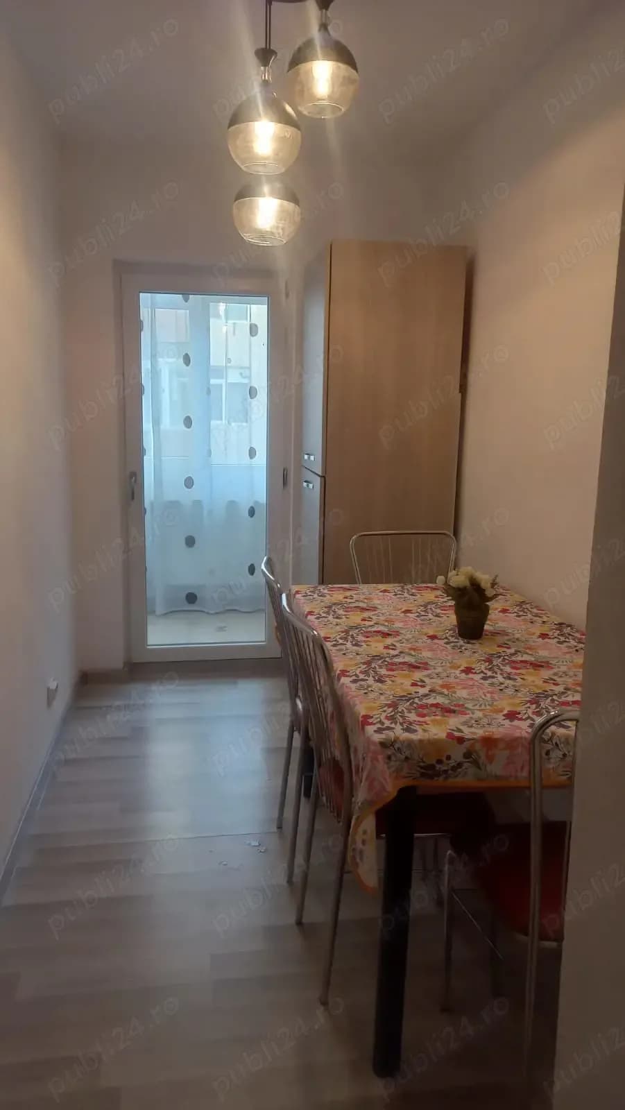 vand apartament 3 camere