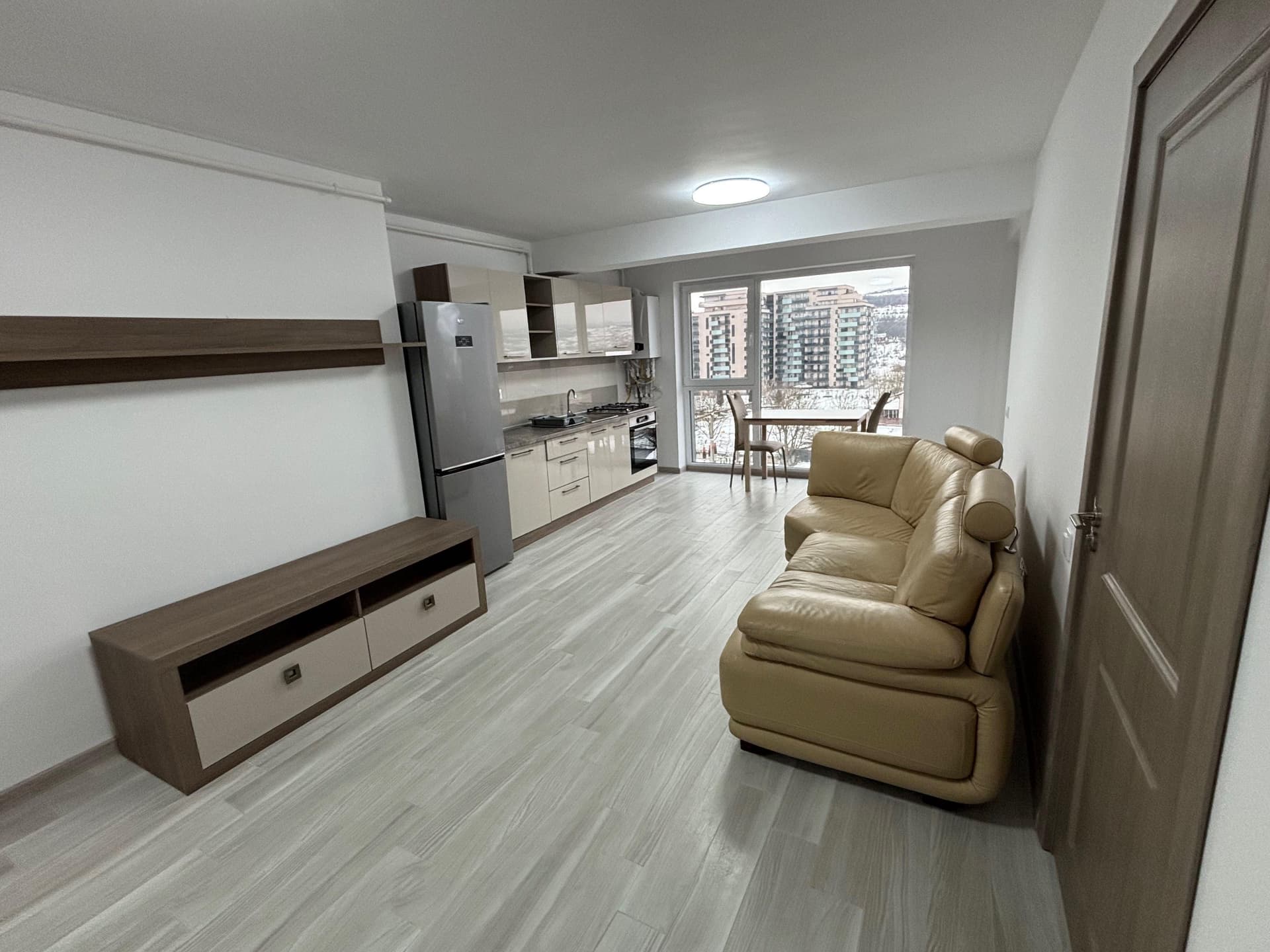 Inchiriez ap cu 2 camere bloc nou