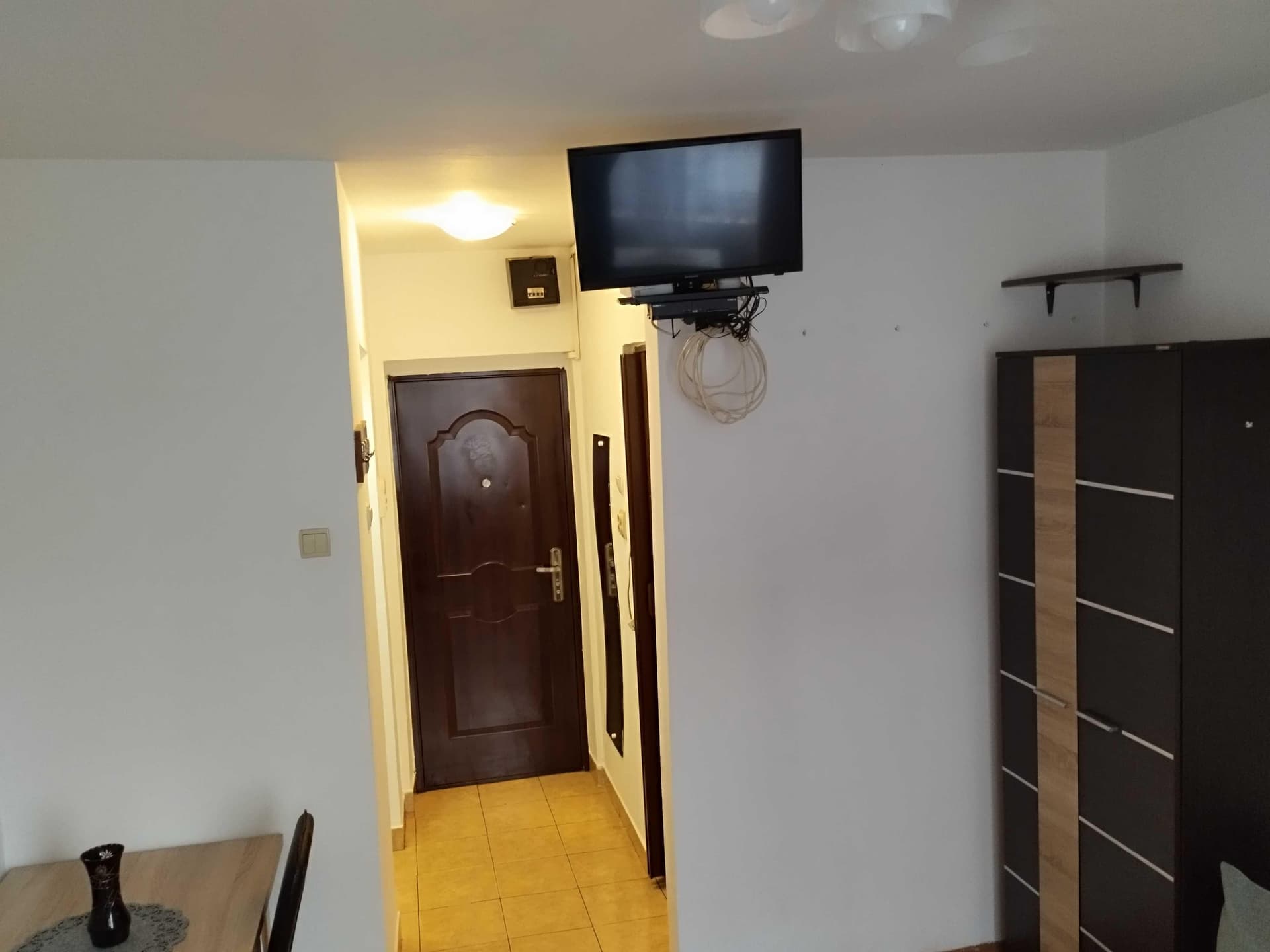 Chirie Garsoniera in 7 Noiembrie - imagine 1