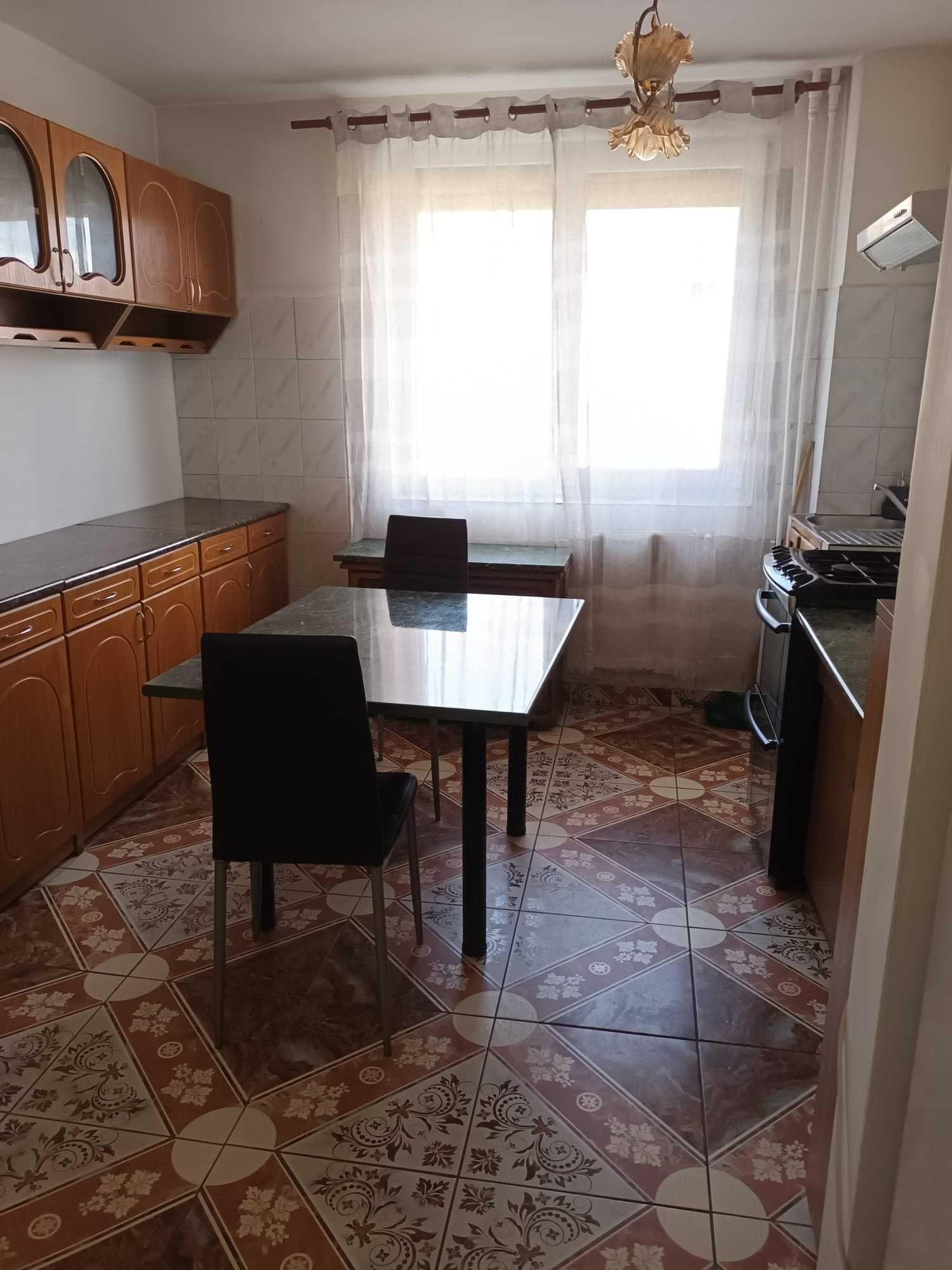 Vand apt. 2 camere, et. II, Cantemir, langa Statuie