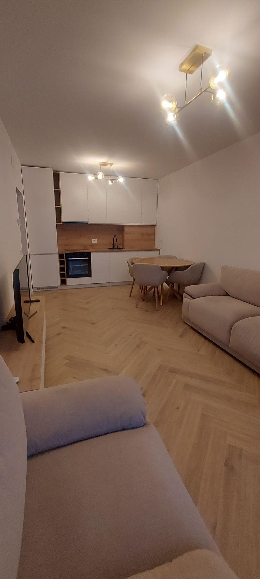 Vând/inchiriez  apartament  mobilat si utilat 3 camere Prima Arena - imagine 1