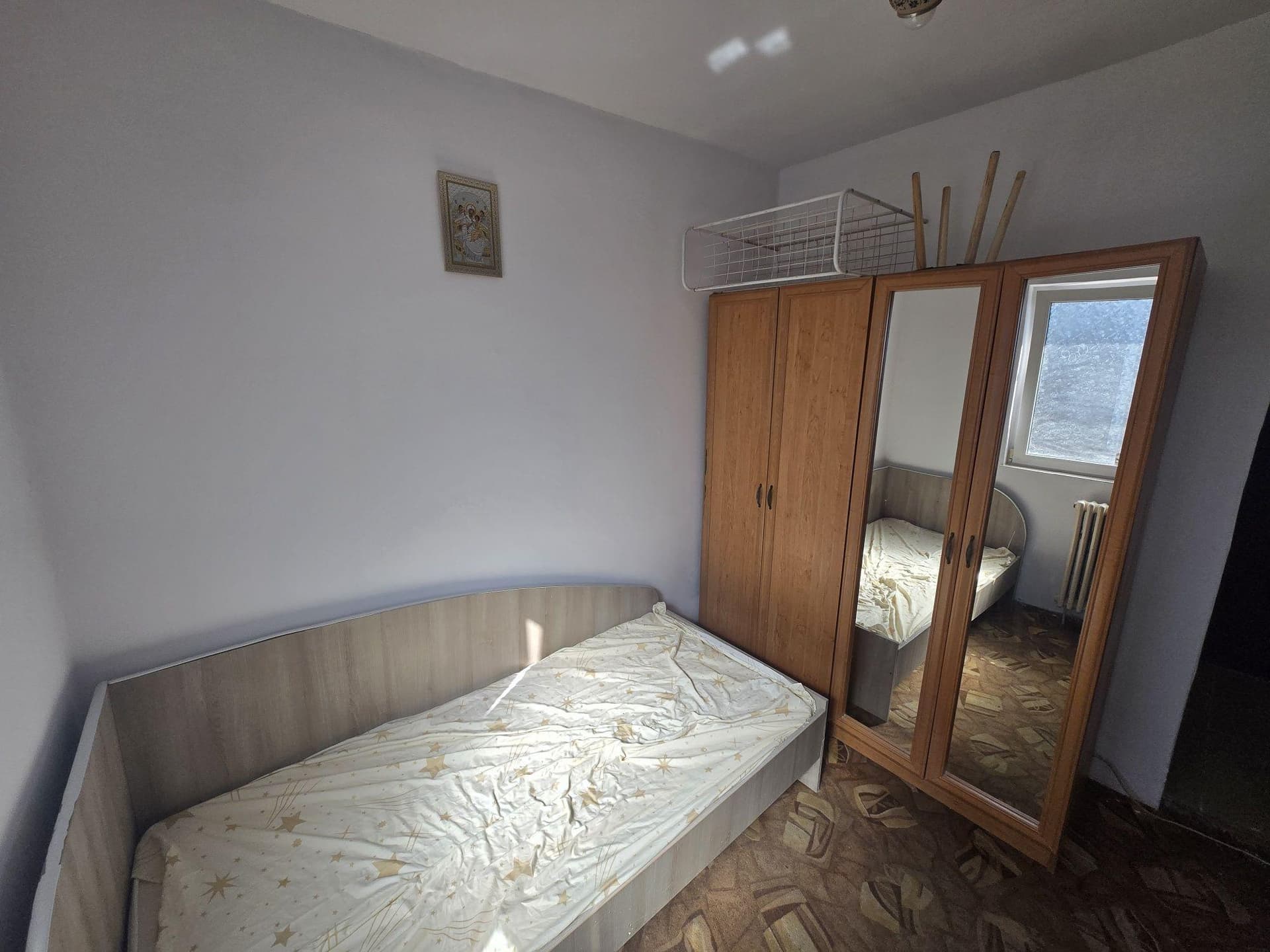 Închiriez garsoniera mica