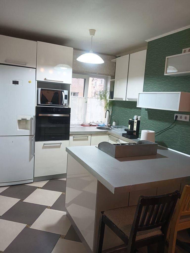 Închiriez apartament utilat  cu 2 camere