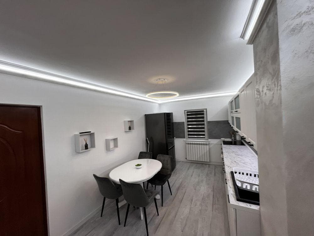 Inchiriez apartament 3 camere Piata Decebal LUX