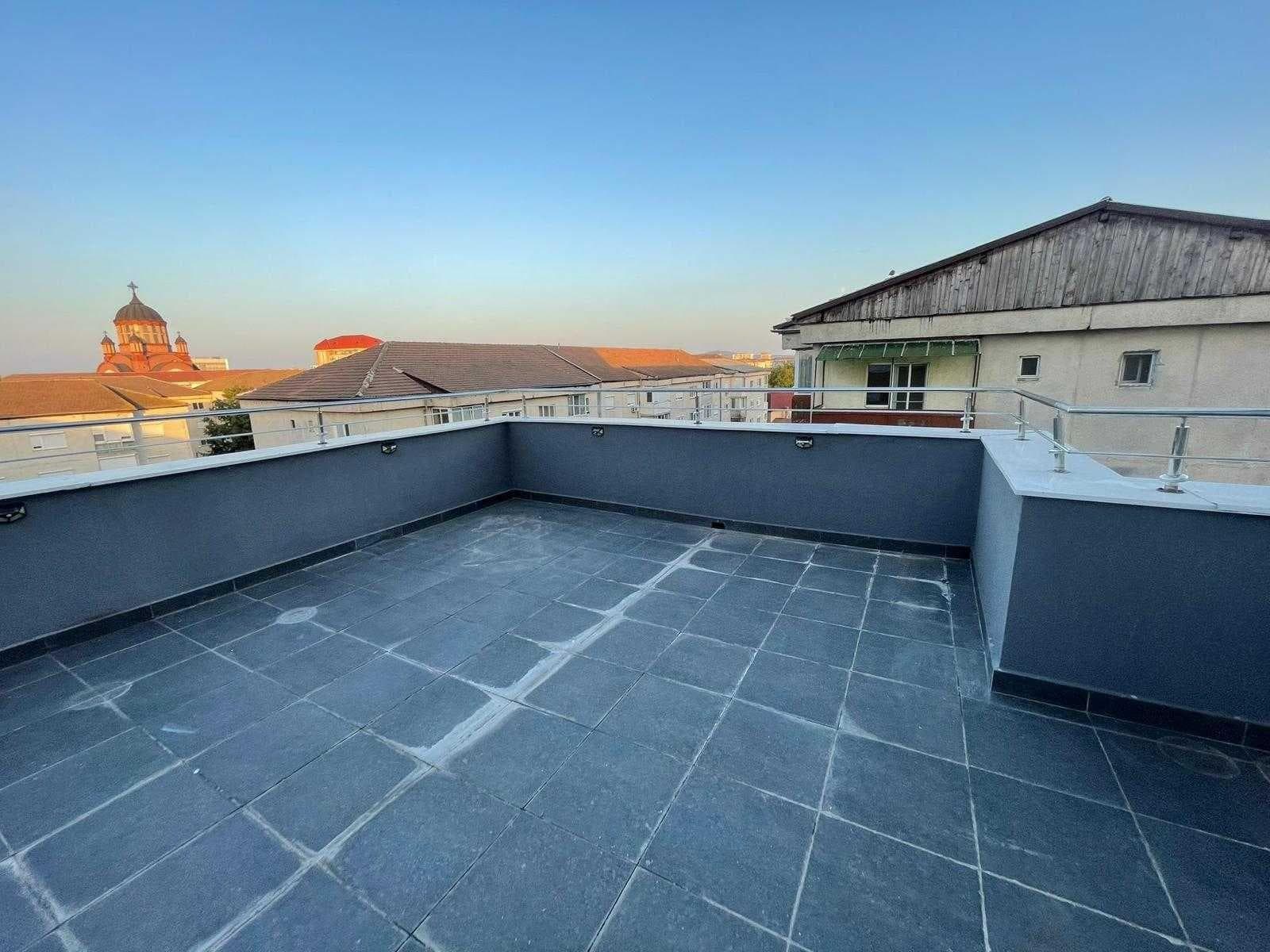 închiriere apartament 3 camere, 2 bai, un balcon, o terasa și 2 garaje