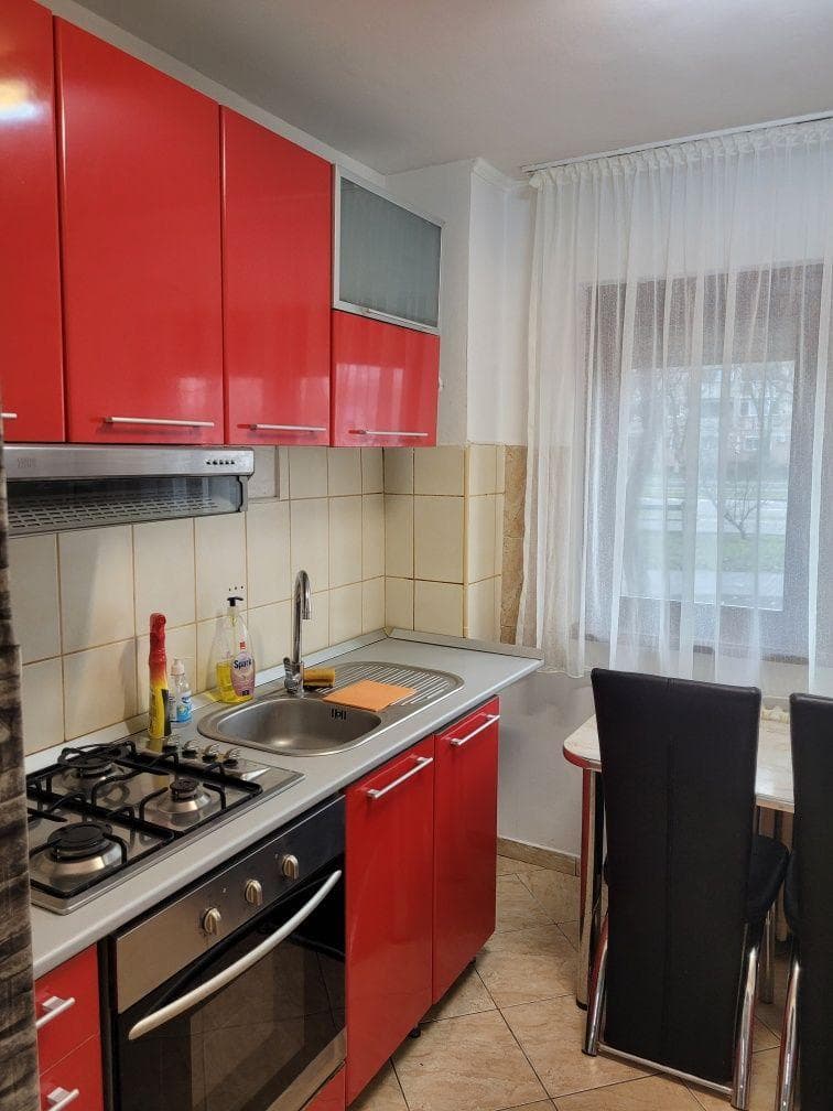 Închiriez apartament cu 3 camere