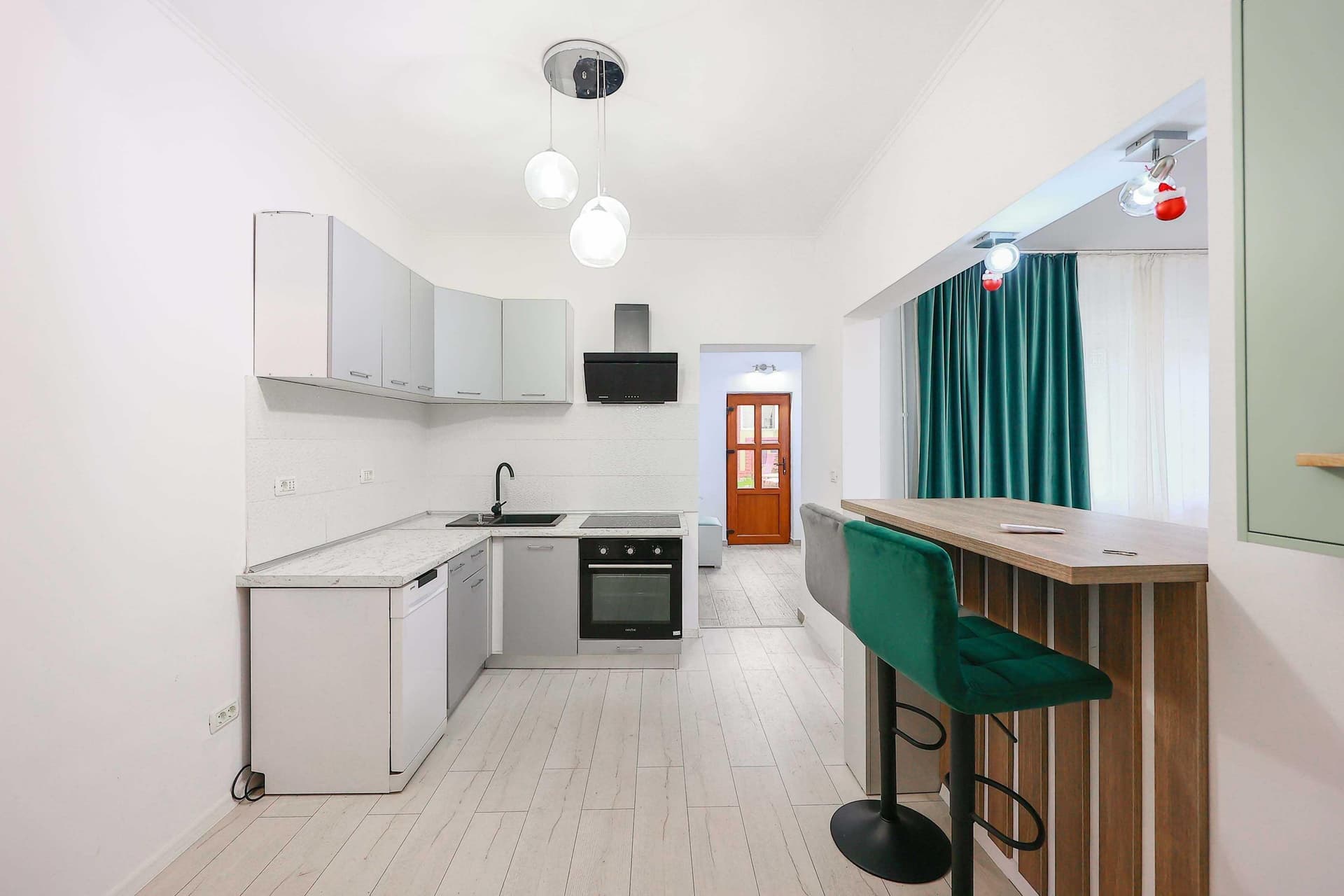 De închiriat - Casa la curte comuna ultracentrala (recent renovata)