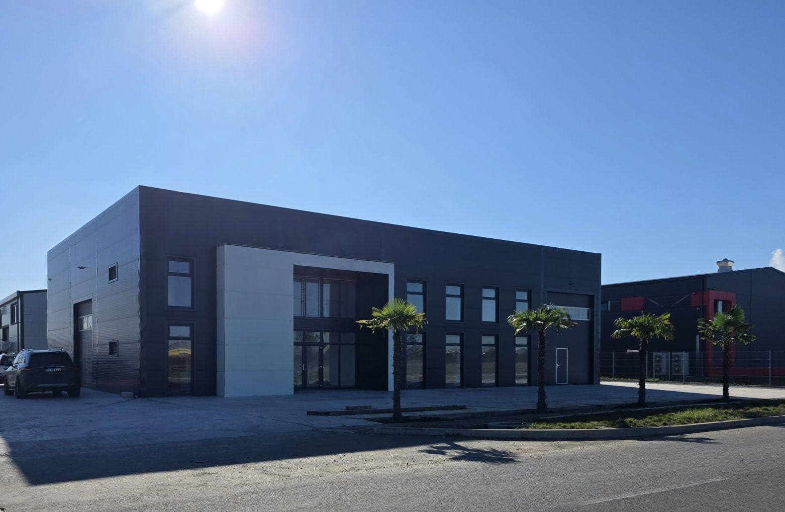 Închiriez  hala zona industrială - imagine 1