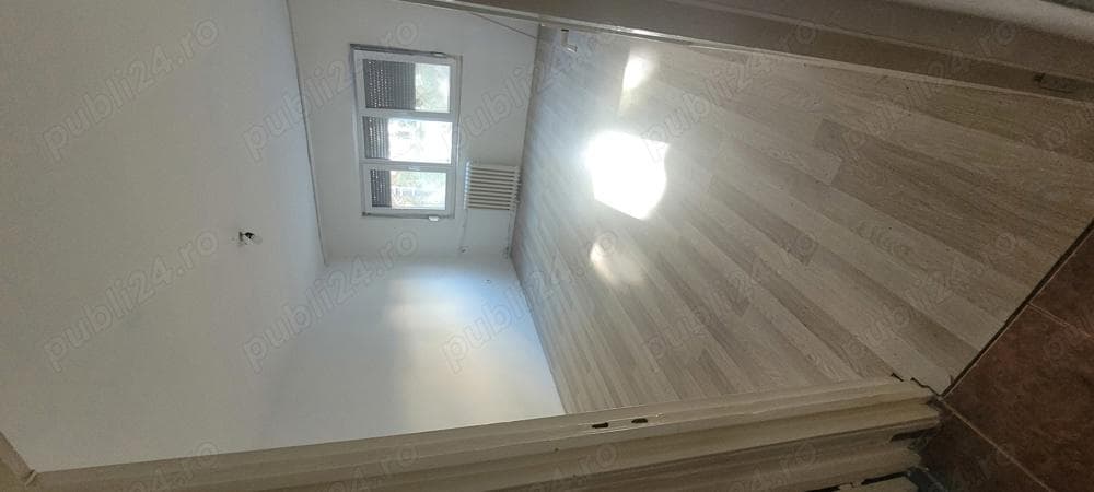 vând urgent garsoniere Rogerius - imagine 1