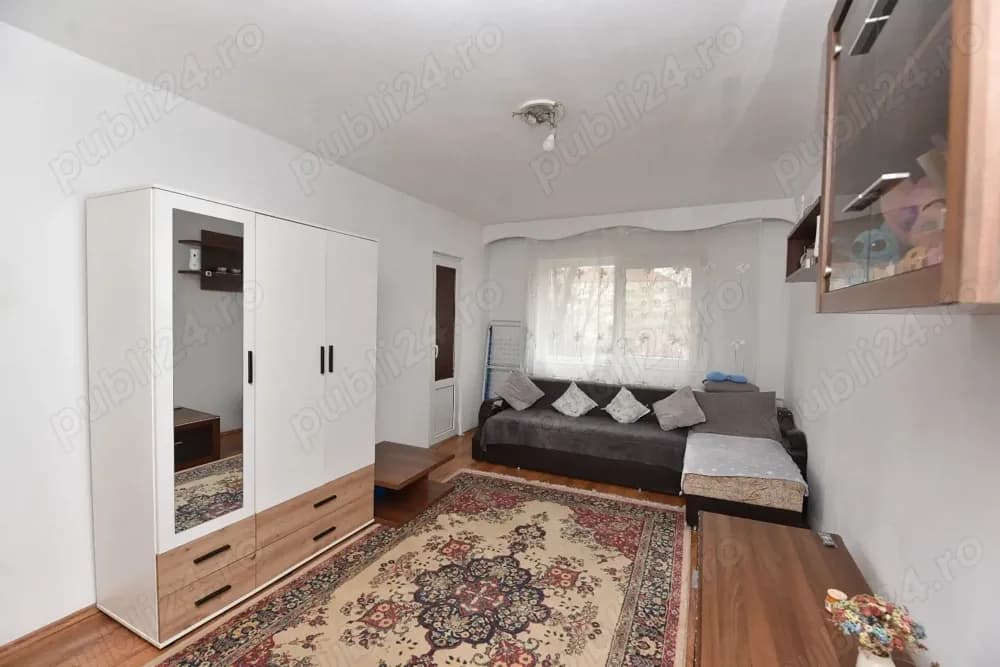 Vând apt 2 camere în Rogerius, str.Sovata