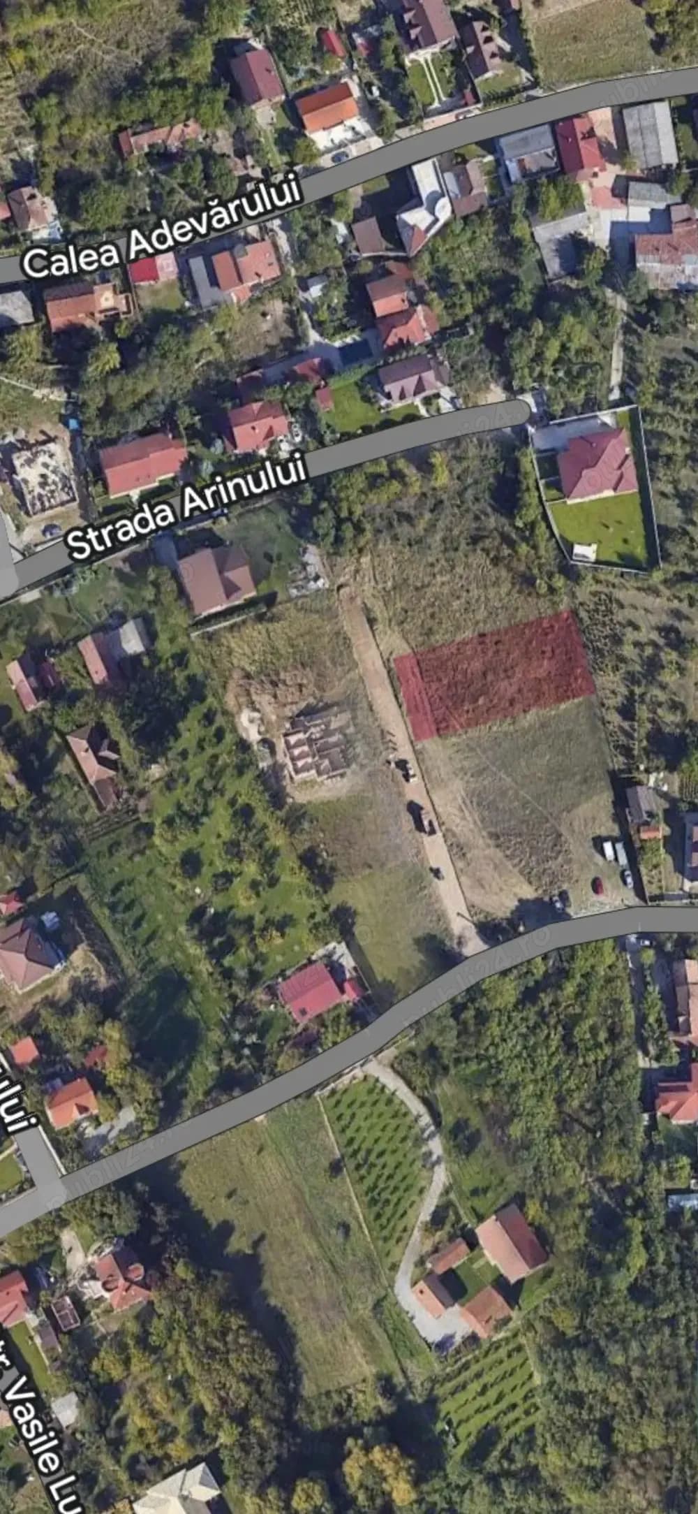 Vând teren strada Sofiei colț cu Arinului.