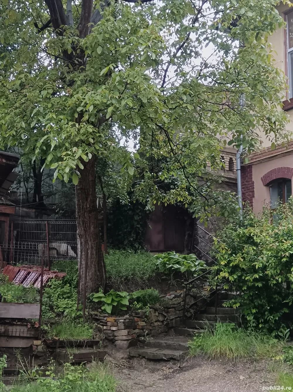 Vând apartament 3 camere la casa cu curte+loc de parcare - imagine 1