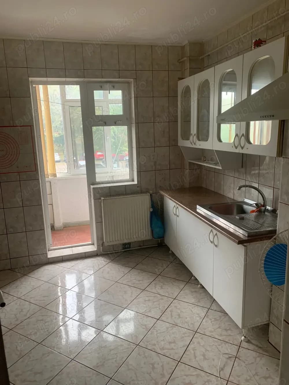 apartament 3 camere semidecomandat