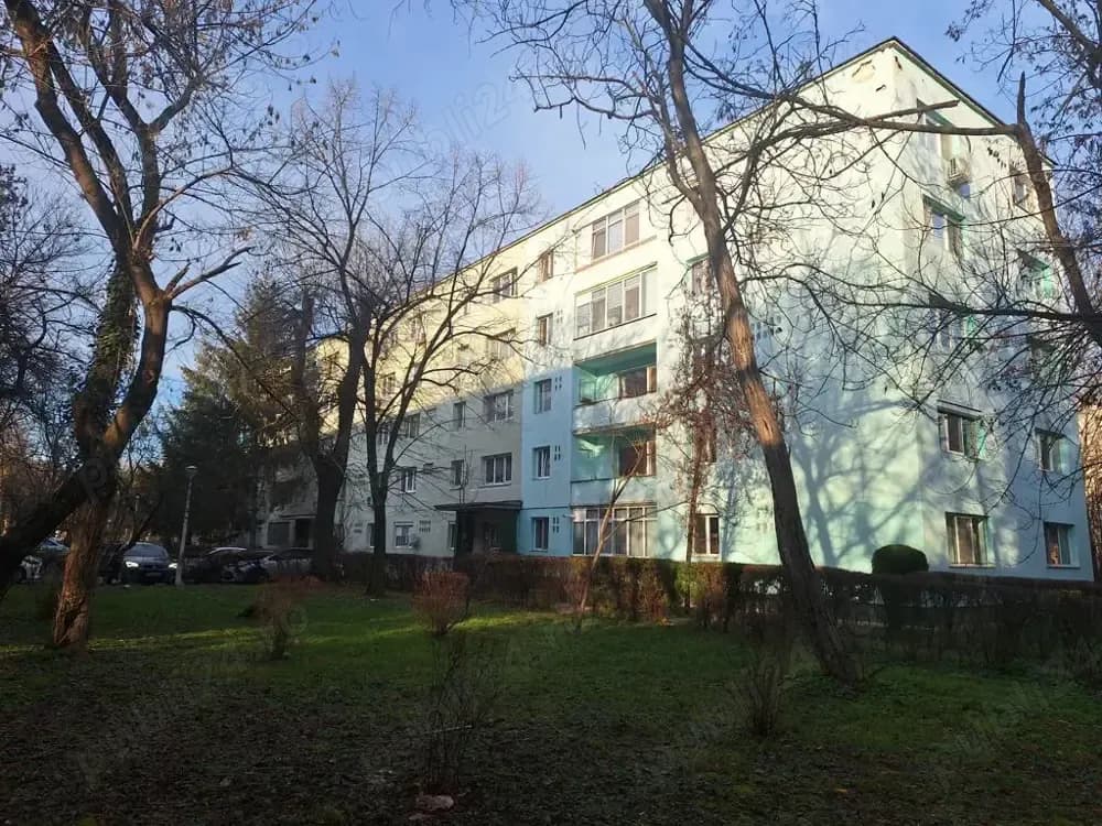 Apartament de vanzare 3 camere etaj 2 din 4 zona Nord Complex Mestesugaresc