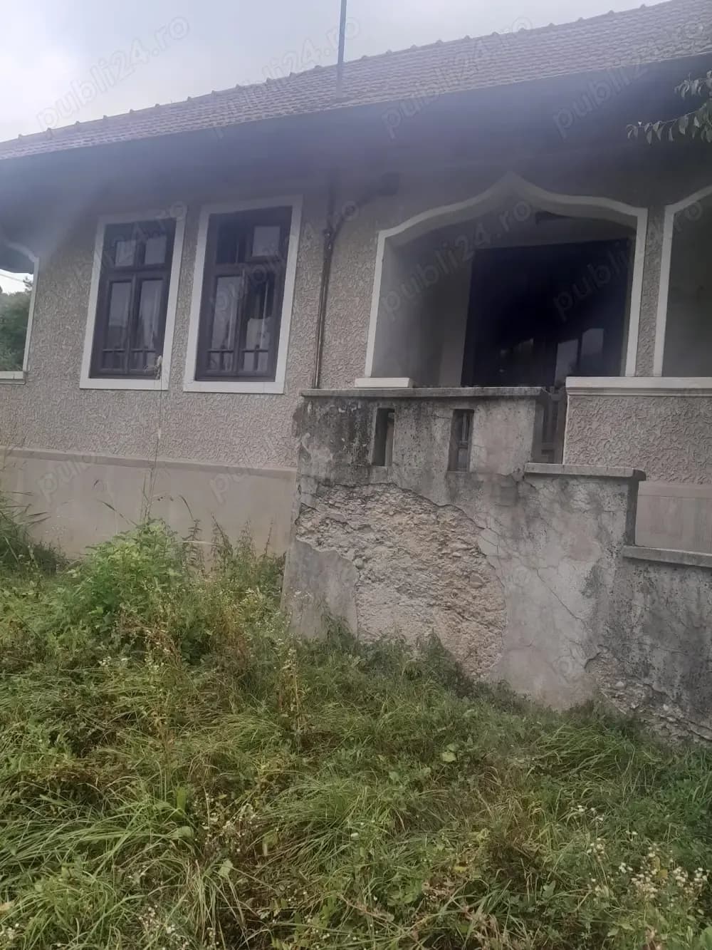 vind teren+cladiri in Slanic Prahova.